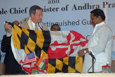 Gov. Martin O'Malley presents Maryland flag to Andhra Pradesh Chief Minister Nallari Kiran Kumar Reddy at signing of sister-state agreement. (DBED photo)