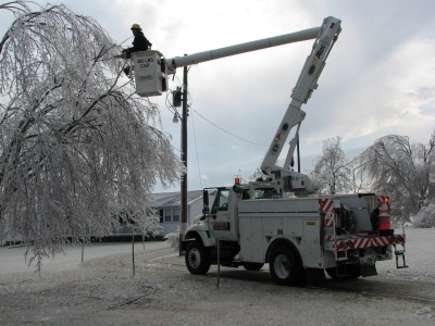 SMECO Journeyman lineman Jeff Spalding trims branches on a power line at a home near Waldorf. SMECO Photo.