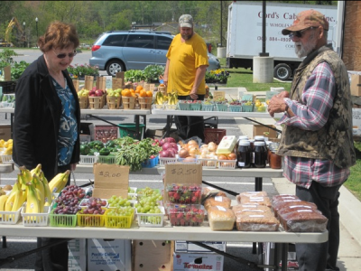 Charles Bowling, far right, has been selling his produce to La Plata residents for 30 years. Bowling, 70, is the only farmer with a year-round commitment to the market (Photo: CNS)