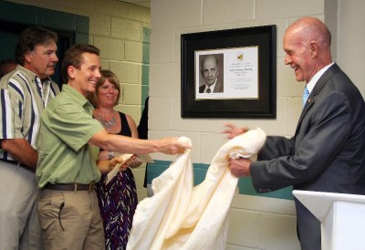 Former Sen. Bernie Fowler helps unveil a plaque memorializing Col. Lawrence Bowlby. (Photo: Calvert Co. Gov.)
