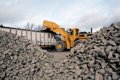 Train being loaded with fossilized oyster shell. (Photo: Maryland Department of Natural Resources)