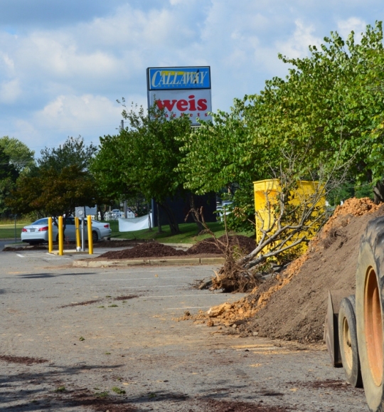 The new roadside sign is up at the Callaway location. The parking lot is full of cars and the landscaping is being cleaned up in preparation for Friday's opening.