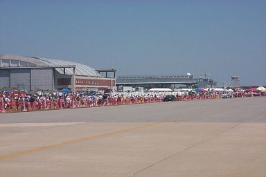 crowd_inbound.jpg (15024 bytes)